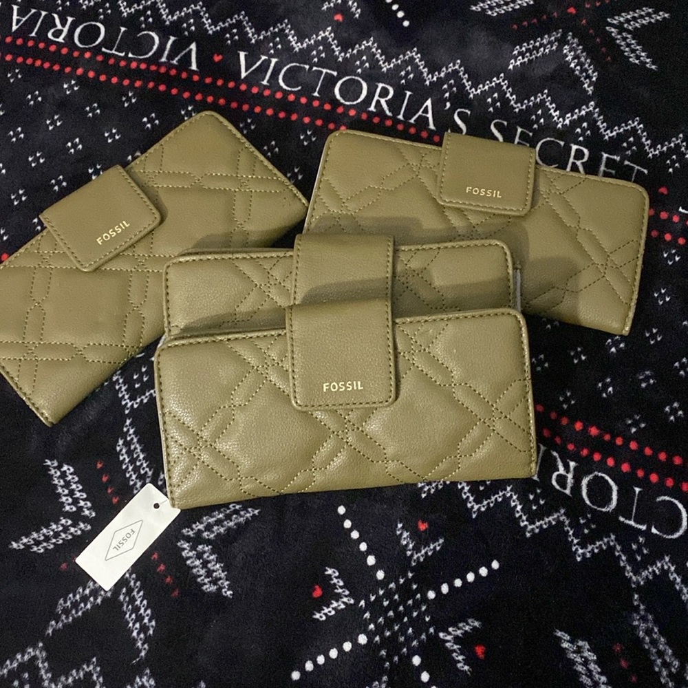 Fossil Madison Tab Clutch Green Moss color💚🤎